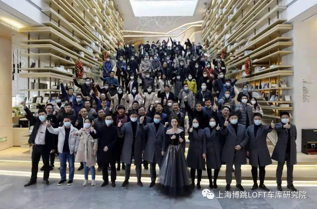 彭水全国一百多人在华侨城汉口道6号参观研讨LOFT专利车库技术！